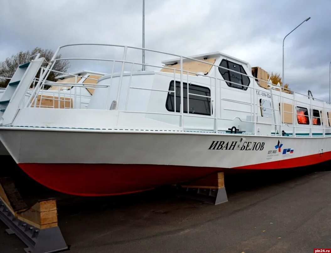 Катер восток 2т. Ладога-2 моторная лодка. Azimut 55. Новые катера. Sea ray с подвесным мотором.