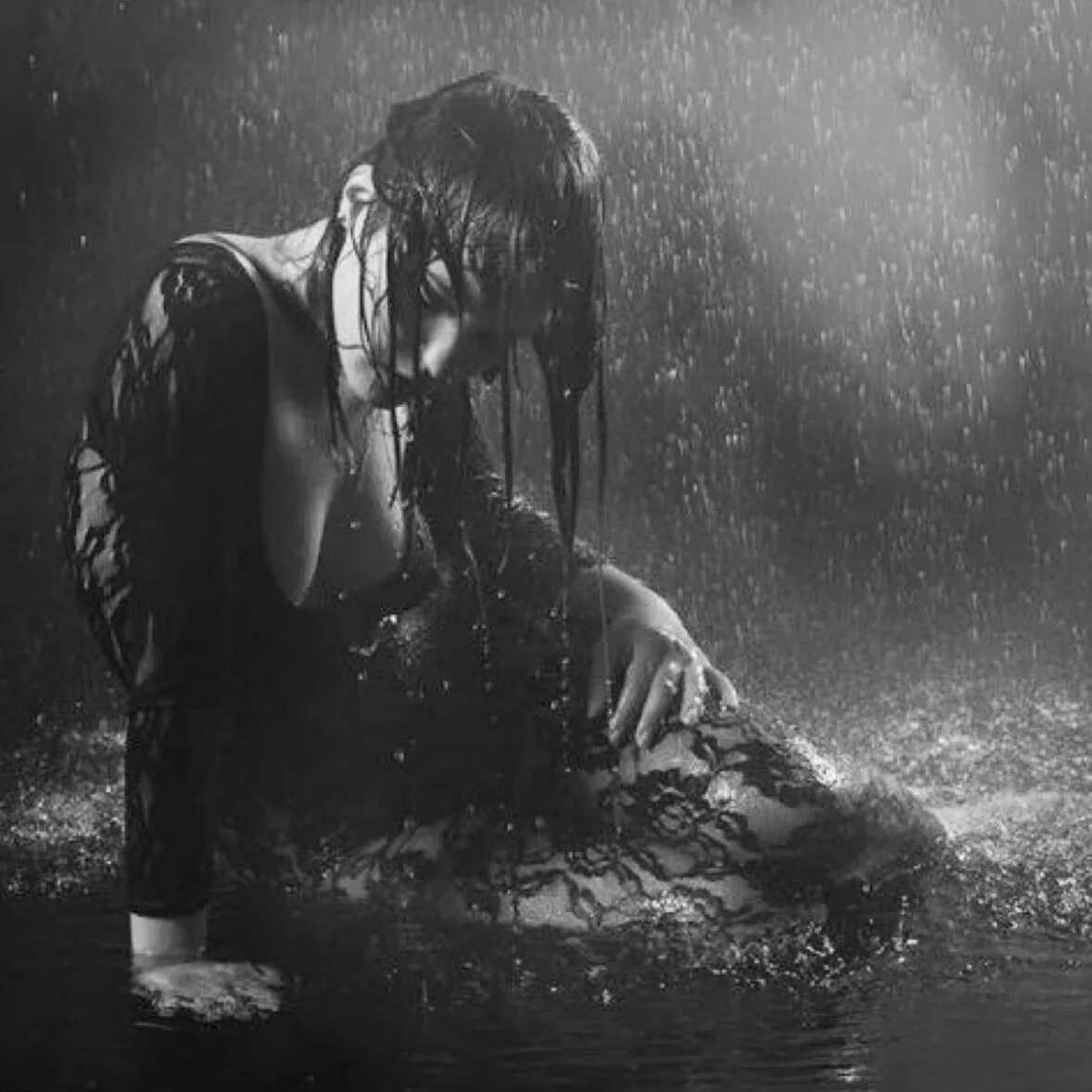 Одинокая девушка под дождем. Брюнетка под дождем. Грустная девушка под дождем. Плачет под дождем.