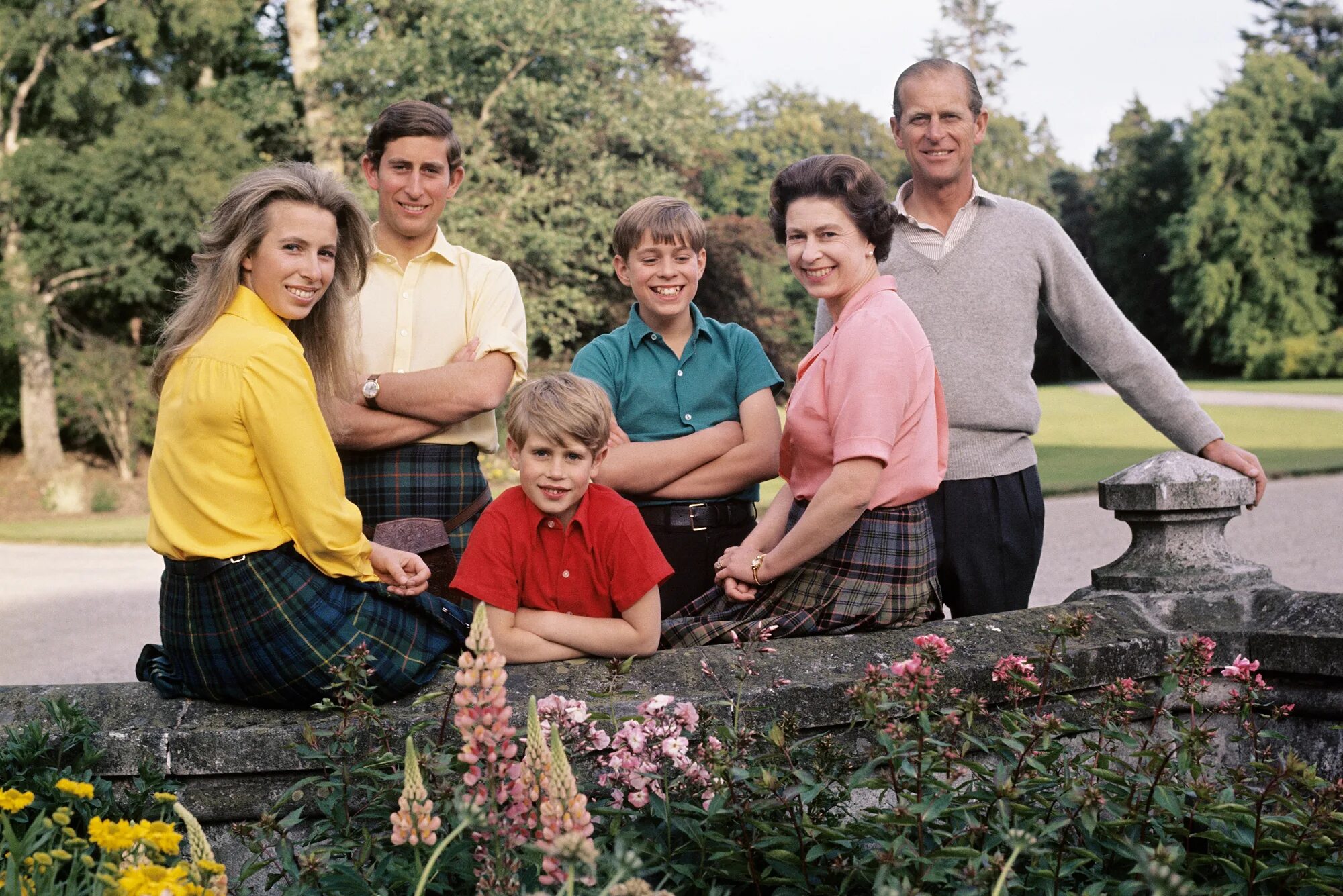 The Queen " The Anglophile Royal family portrait, Royal family england, Queen el
