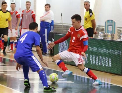 В мини футбол играют