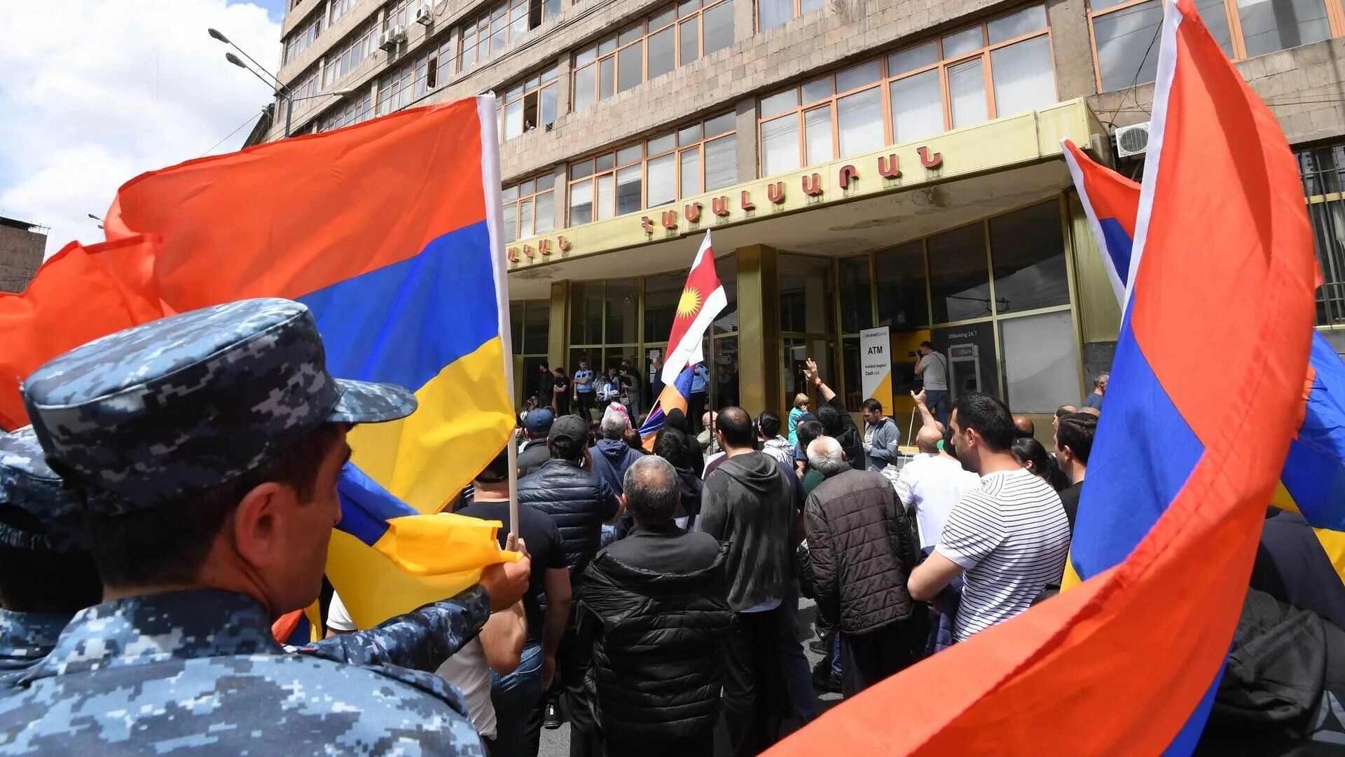 Армения последние новости на русском. Армения митинги оппозиции 2022. Митинги в Ереване 2022. Протесты в Армении 2022. Спутник Армения протесты в Армении 2022.