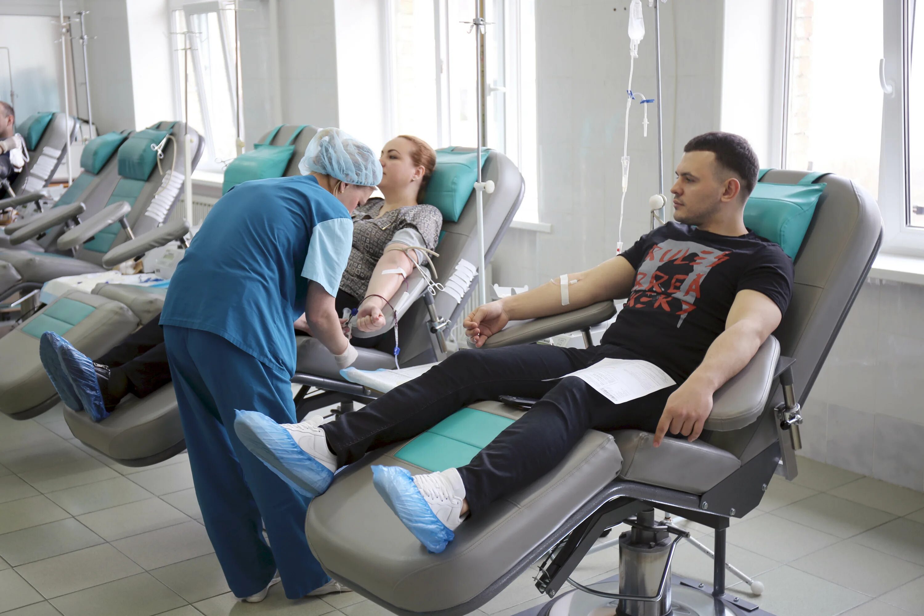 Студенты доноры. Сдача крови. Донор. Станция переливания крови.