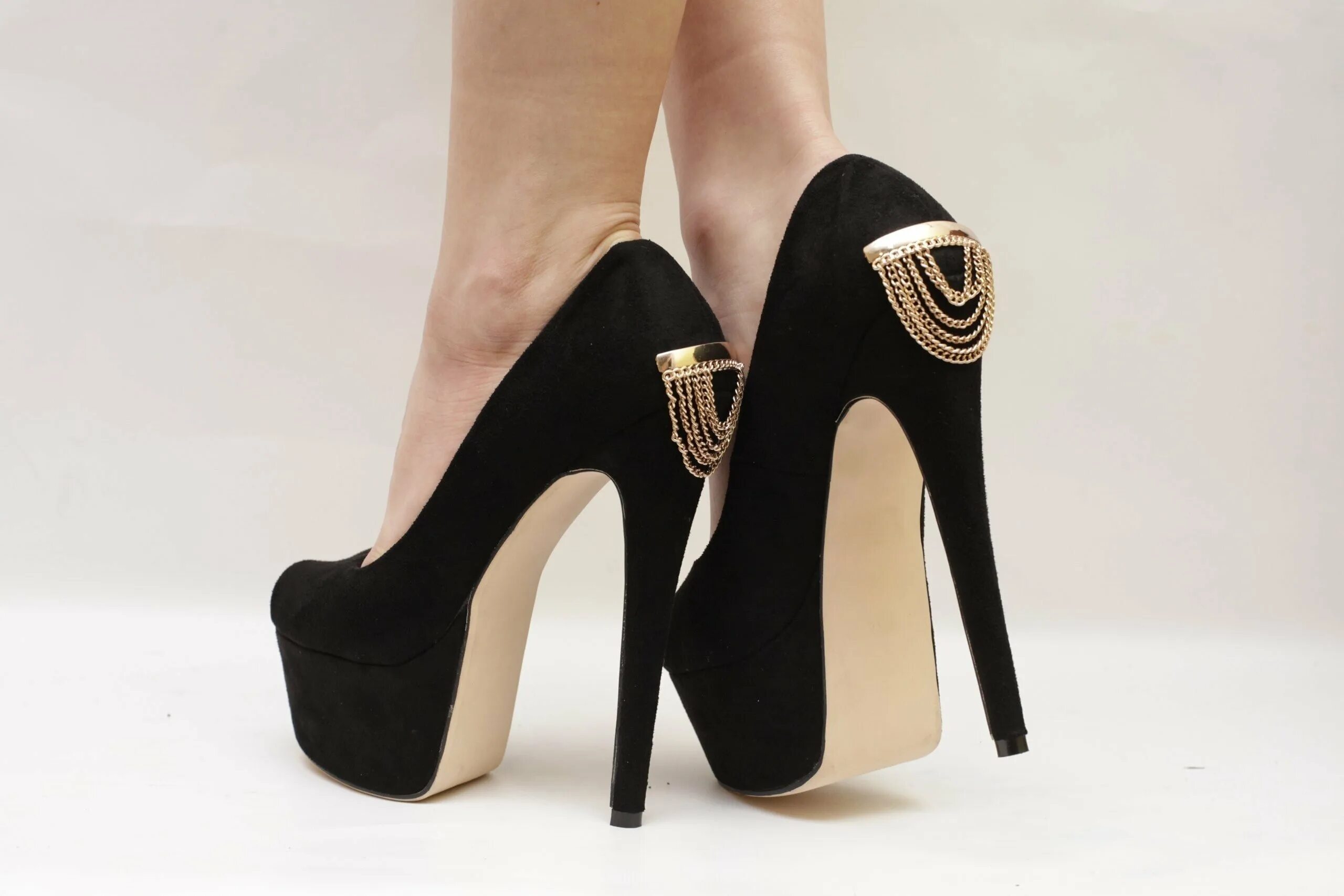 7 inch heels walk. Каблуки толкование сна. Красивые женские туфли на каблуке. Черные туфли с красной подошвой на шпильке. Высоченный каблук.