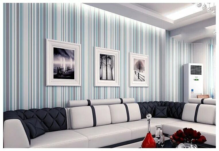 обои в полоску в интерьере гостиной. интерьер гостиной в полоску. вертикальные линии в интерьере. интерьер гостиной в полоску. полосатые стены в интерьере.