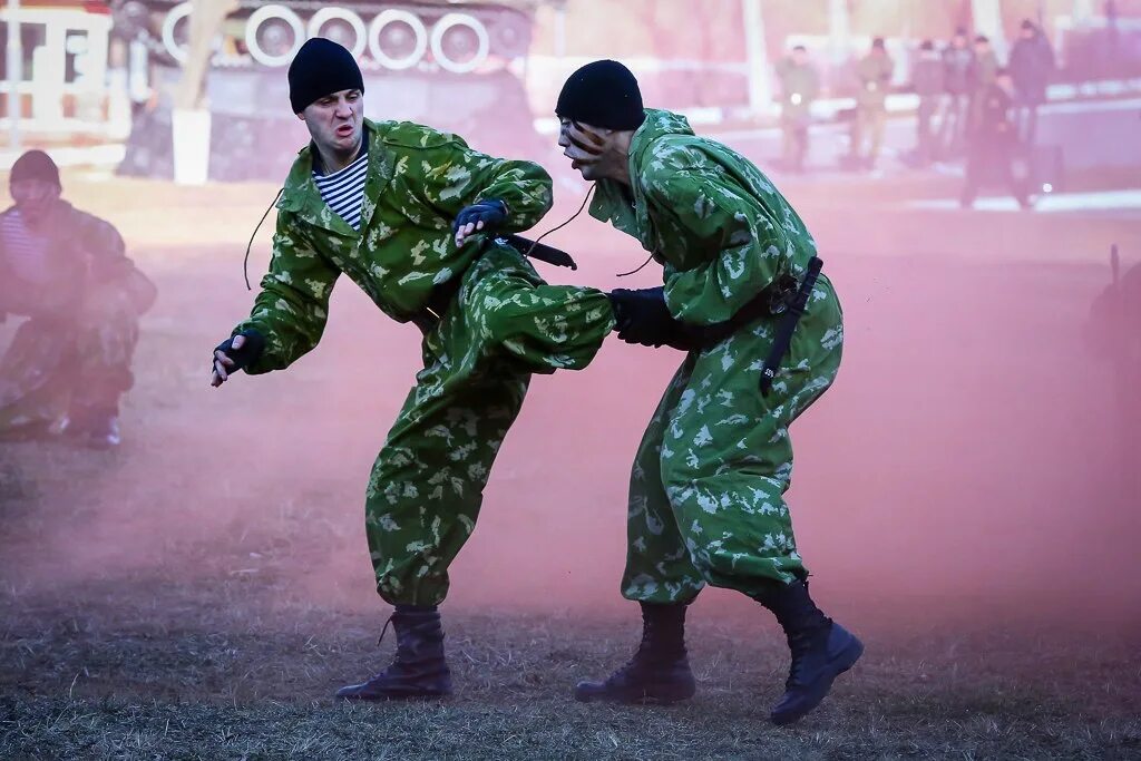 Combat c. Рукопашный бой солдат. Рукопашный бой в армии. Военные дерутся.