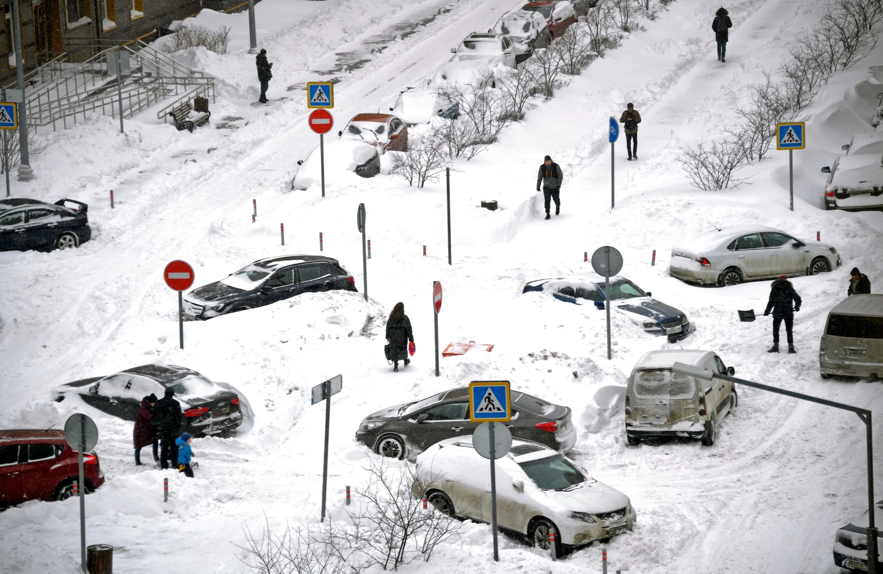 Погода на 13 февраля. Снегопад в Москве 13 февраля 2021. Снегопад в Москве. Много снега в Москве. Рекордные снегопады в Москве.