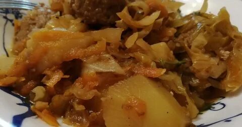 Тушеная картошка с квашеной капустой и мясом