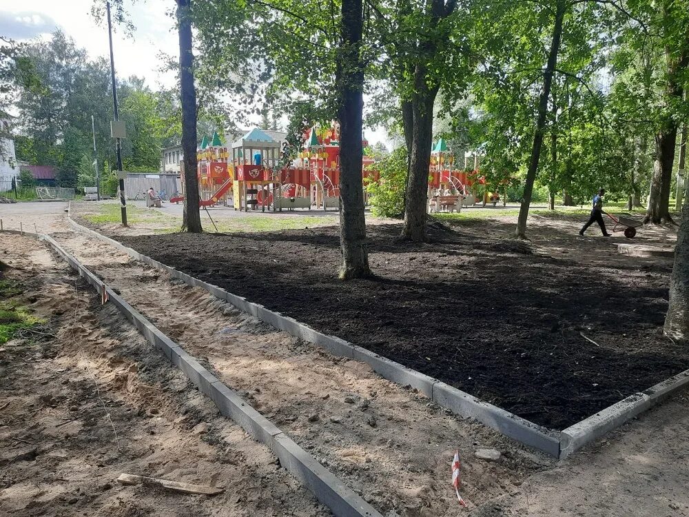Старый деревянный забор. Старый забор в деревне. Старые деревянные ворота. Старая изгородь. Забор усадьбы 19 века.