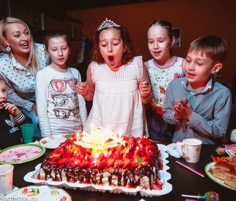 Где можно отметить детский. Детский день рождения отпраздновать. Отпраздновать день рождения. Справить день рождения ребенка. Празднуют день рождения.