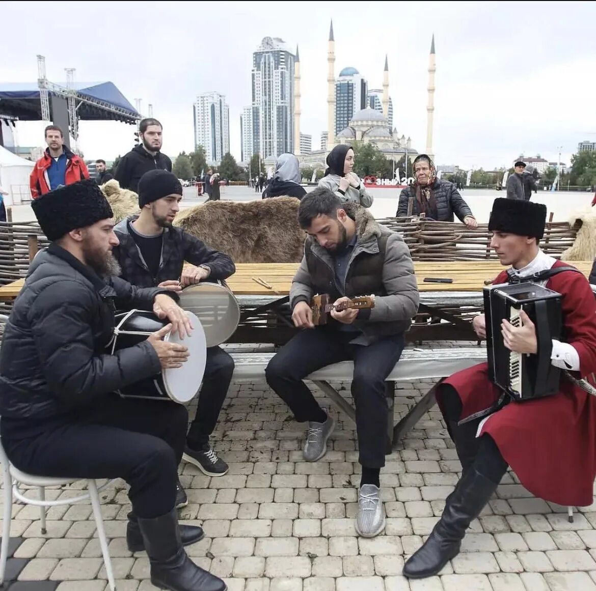 Какая грозный день есть. Празднование в грозном. день города грозный. празднование день город грозный. 5 октября день города грозный.