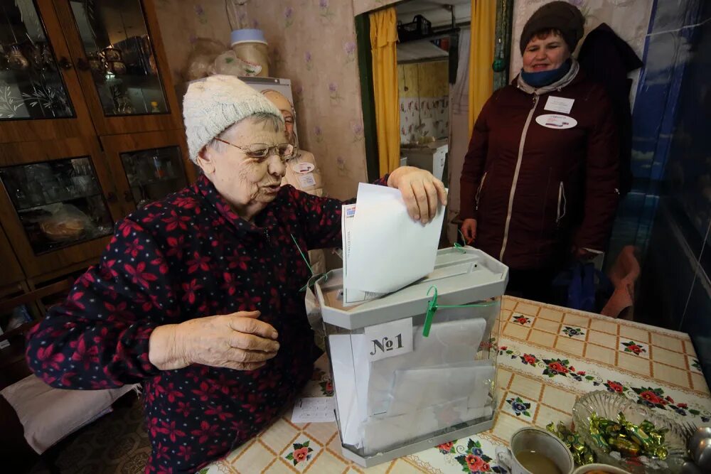 После выборов. Голосование около дома. Референдум в Казахстане.