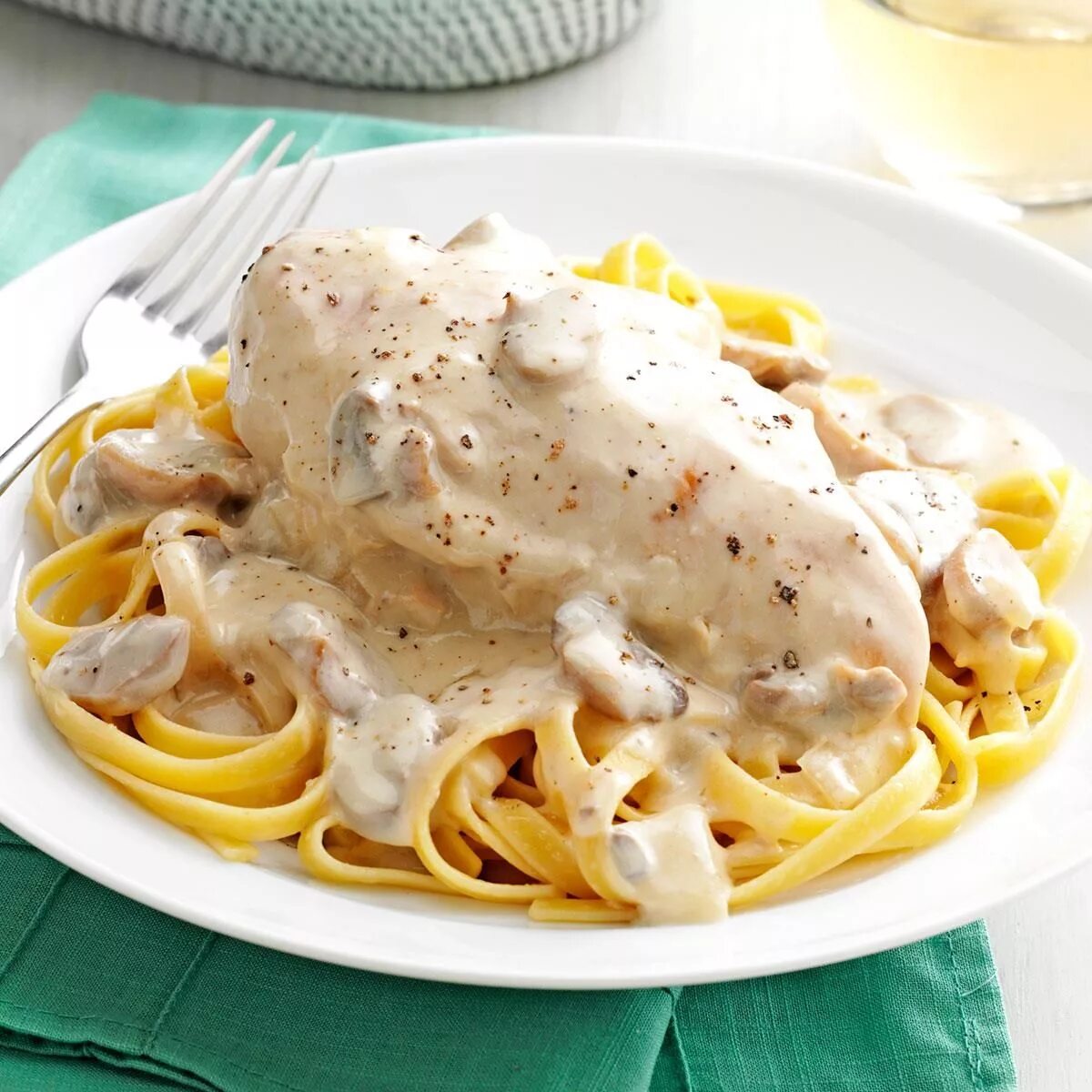 Лапша в сливочном соусе рецепт. Чикен Альфредо. Куриный Альфредо. Chicken Fettuccine Alfredo. Паста Альфредо.