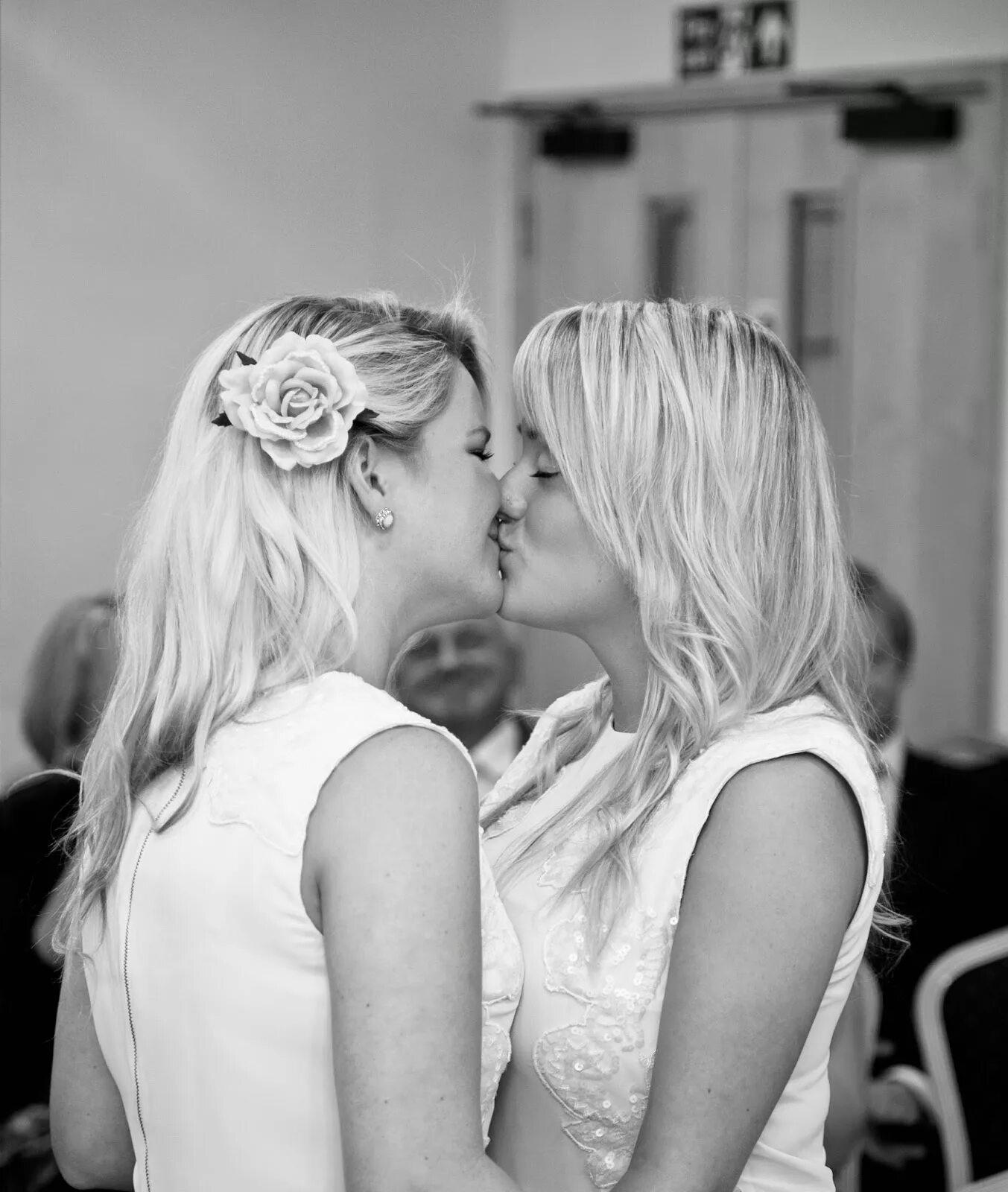 Две блондинки поцелуй. 2 Блондинки. Блондинки-невесты-лесбиянки. Лесбийская прическа белая. Русскую блондинку двое