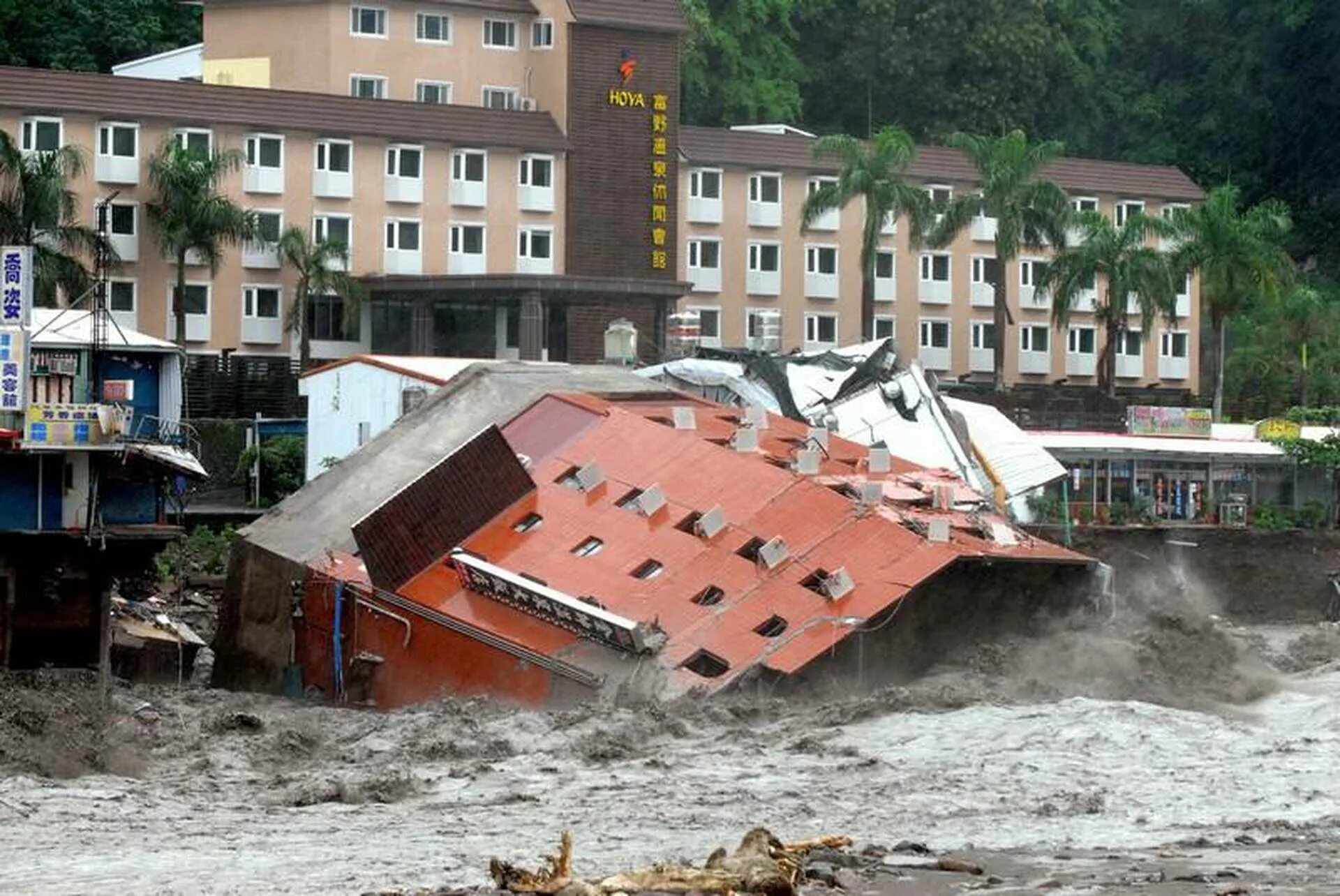 5 natural disasters. Тайфун Тайвань. Природные катастрофы Тайфун. Тайвань ЦУНАМИ. Землетрясение наводнение.