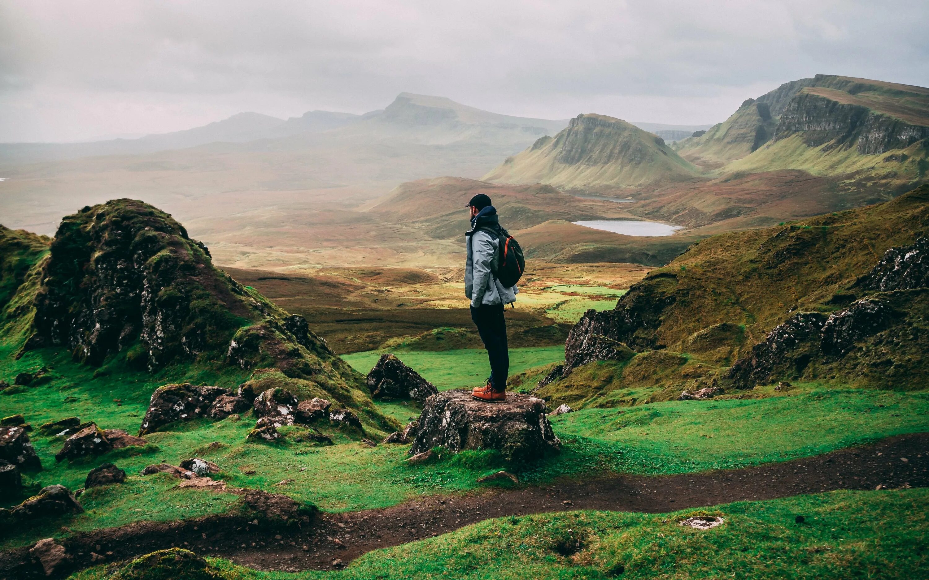 Жизнь высоко в горах. Highlands of scotland. человек и природа. человек в горах на рабочий стол. путешествие.