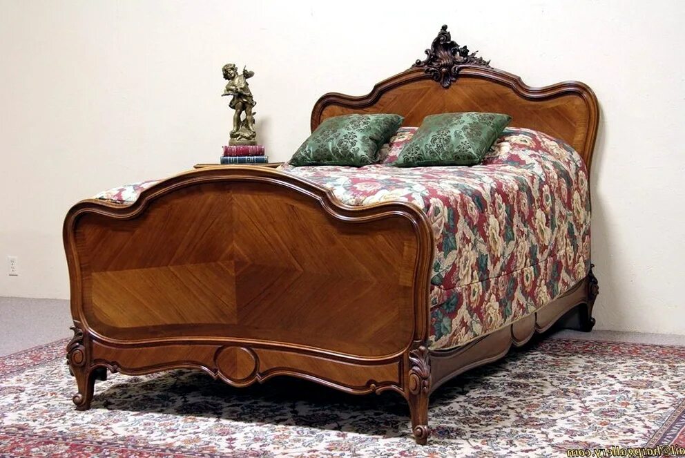 Куплю старые кровати. Старинная кровать. Старинная кровать с резным изголовьем. Кровать 1900 года. Никелевые кровати старинные.