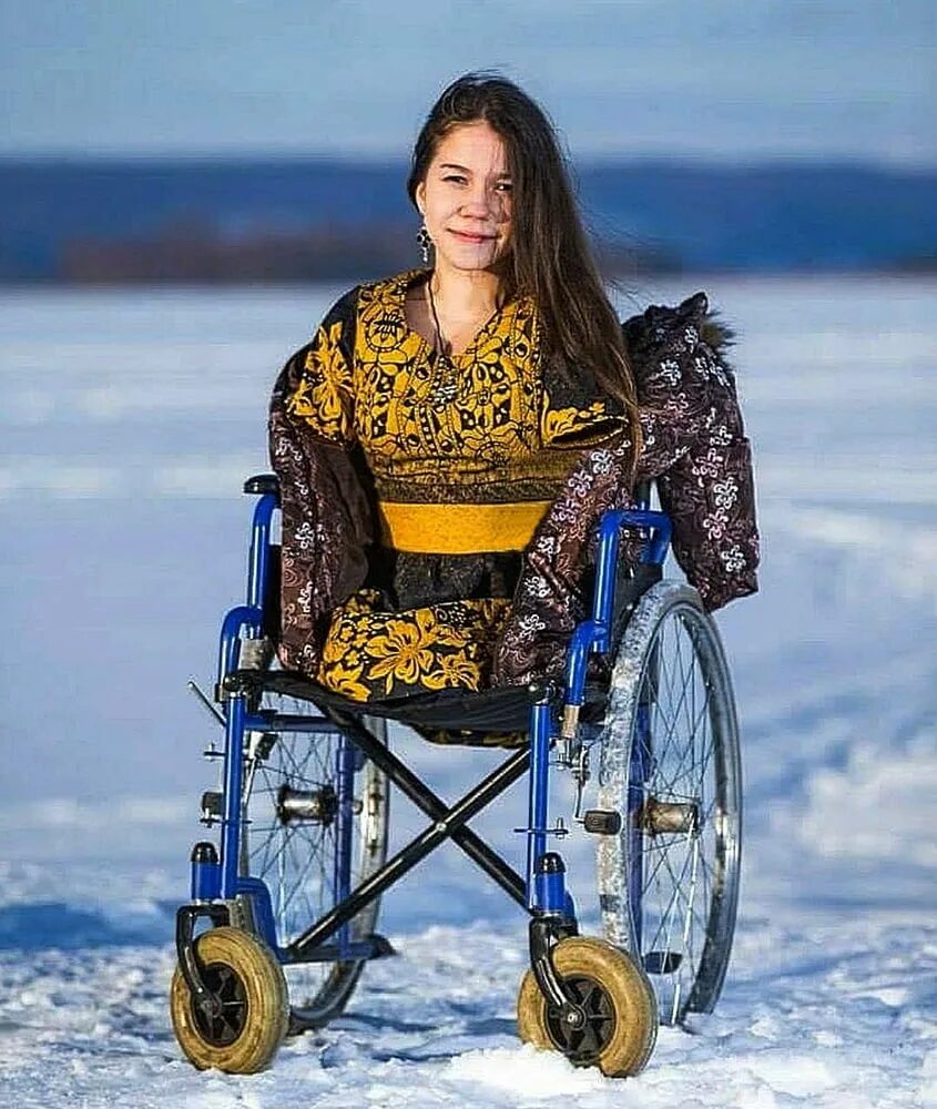 Красивые девушки инвалиды. Женщина инвалид. Девушки инвалиды без рук. Девочка инвалид. Девушки инвалиды без рук.