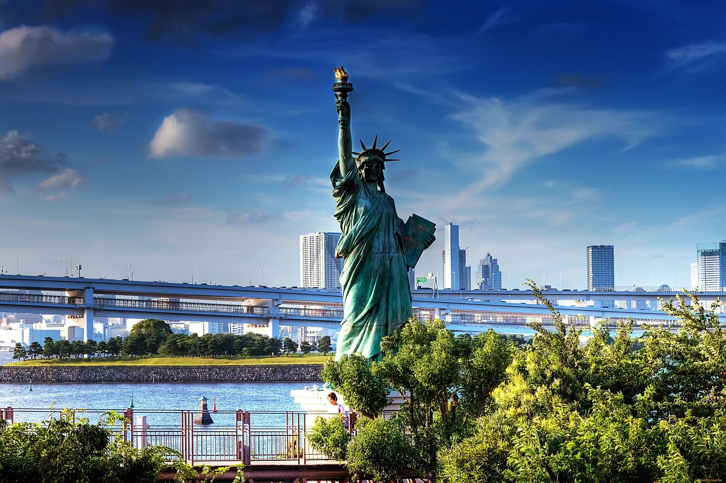 When go to new york. Статуя свободы Нью-Йорк. Нью-Йорк бстатуясвободы. Нью Йорк стадия свободы. НЬЮЙ РРК статуя свободы.