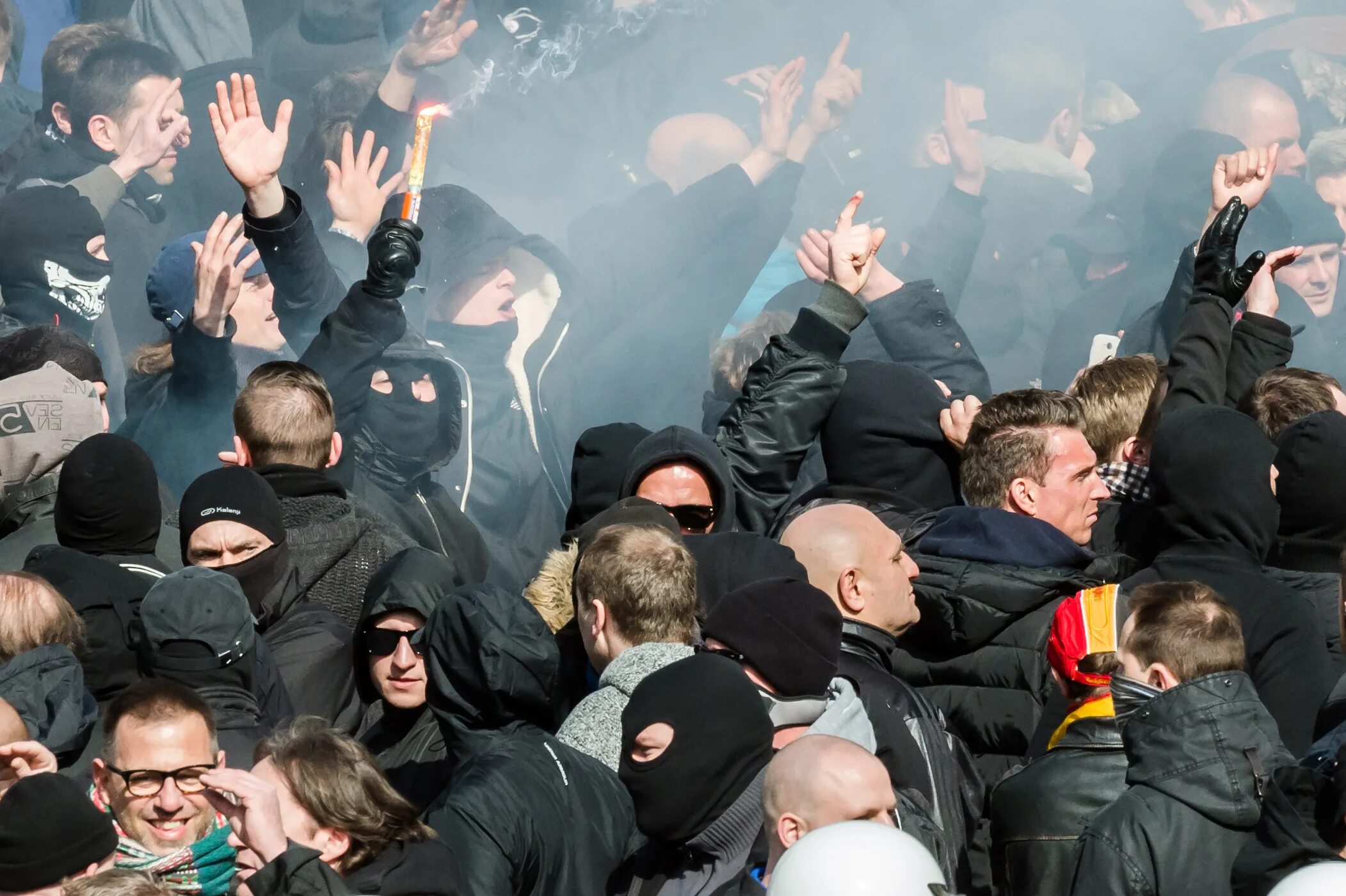 Яркий человек в толпе. Паникующая толпа. Панковский мошпит. Минут толпе. Кадры из фильма много людей.
