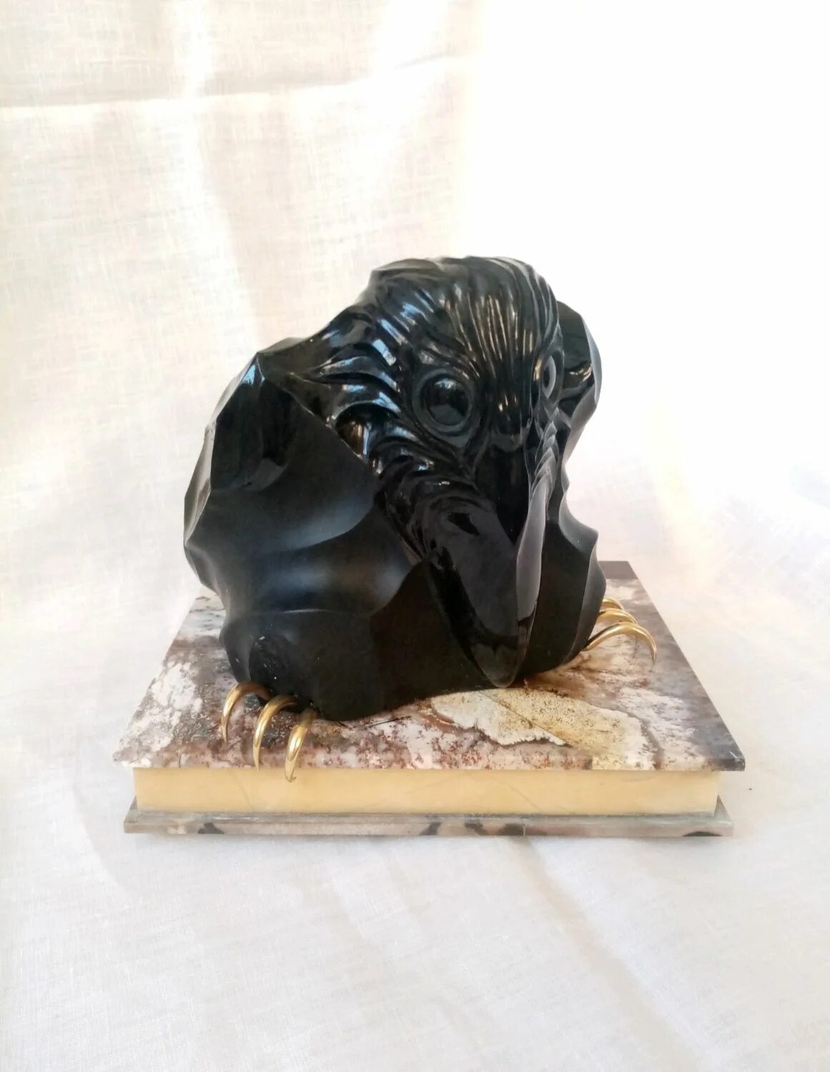 Ворона из камня. Птица из камня обсидиан. Ворона на камне. Памятник вороне. Ворон скульптура.