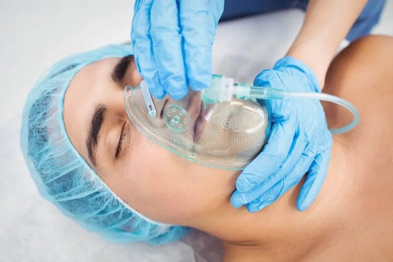 Кислородная маска надеть. Медсестра кислородная маска. Кислородная маска при операции. Операция в кислород маске.