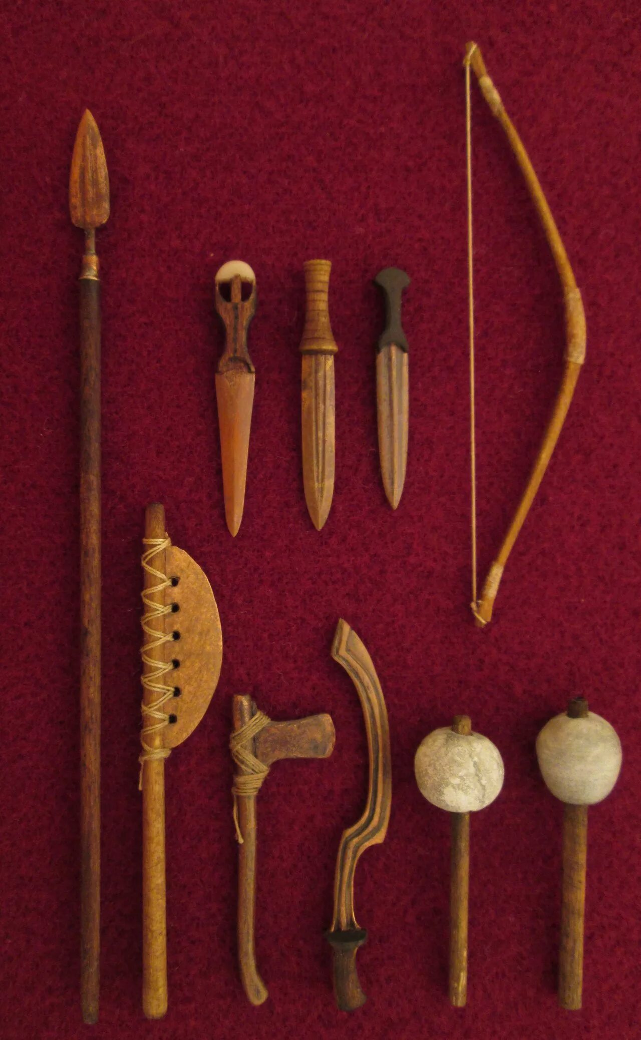 Какие материалы использовали для оружия в вавилонии. Ассирия оружие. Египетский боевой топор. Ассирия железное оружие. Вооружение воина древней ассирии.