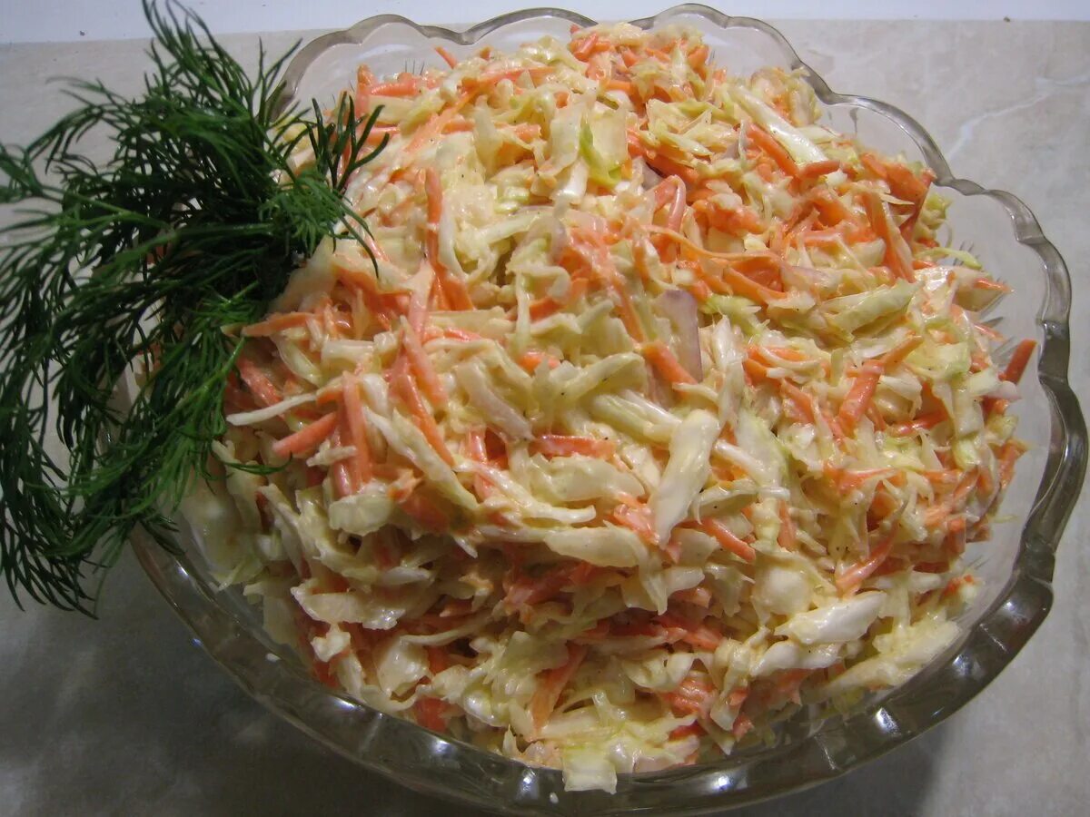 Капуста свежая приготовить быстро и вкусно. Блюда из капусты белокочанной. Второе блюдо из капусты белокочанной. Салат из белокочанной капусты. Салат с капустой и морковкой.