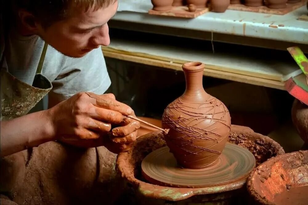 Месопотамия гончарный круг. Гончар керамика гончарное дело. Музей гончарного ремесла углич. Как изготовляют посуду. Производитель посуды.
