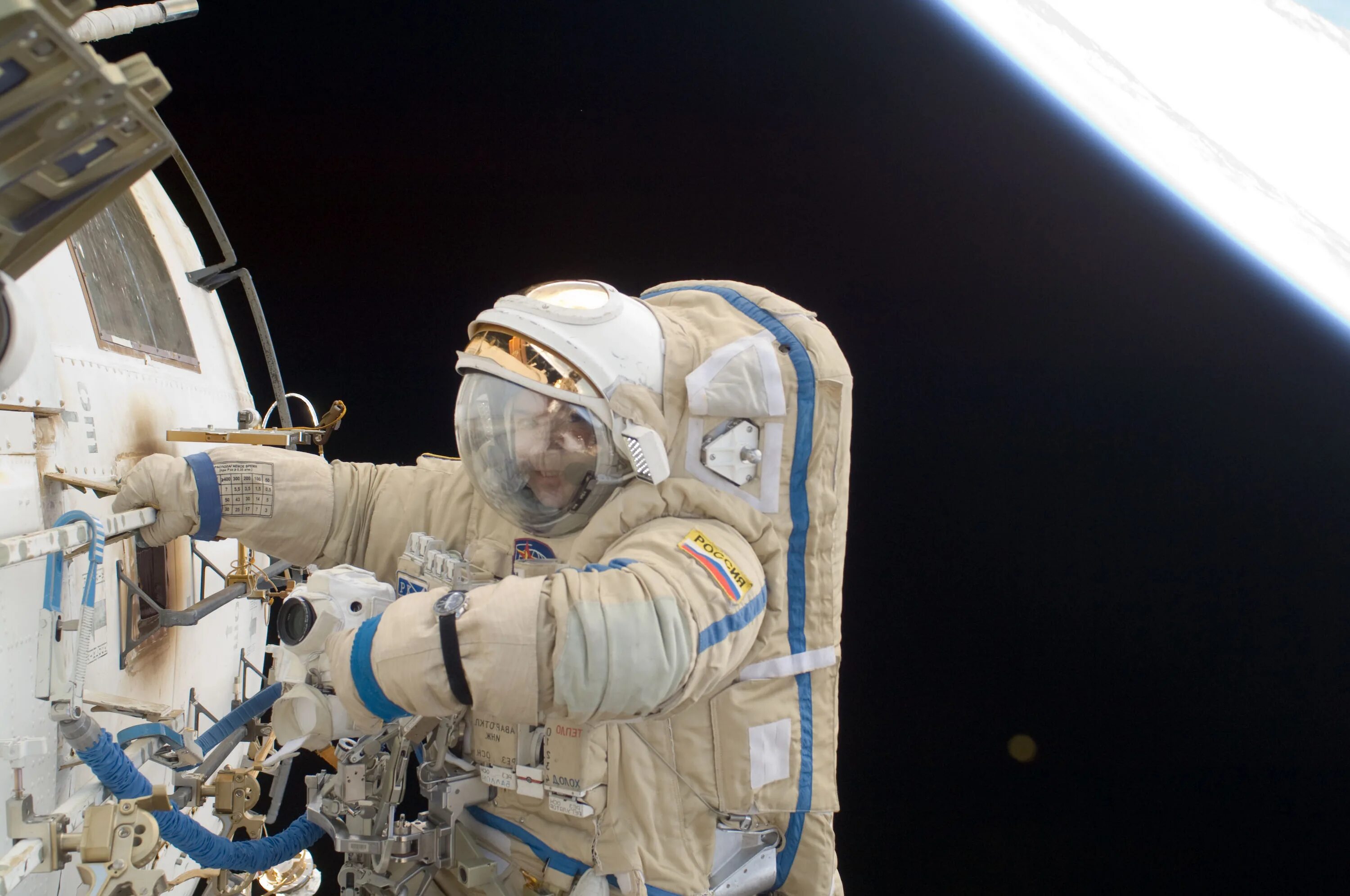 Астронавт час. Астронавт час. Скафандр гагарина. Астронавт час. Астронавт час.