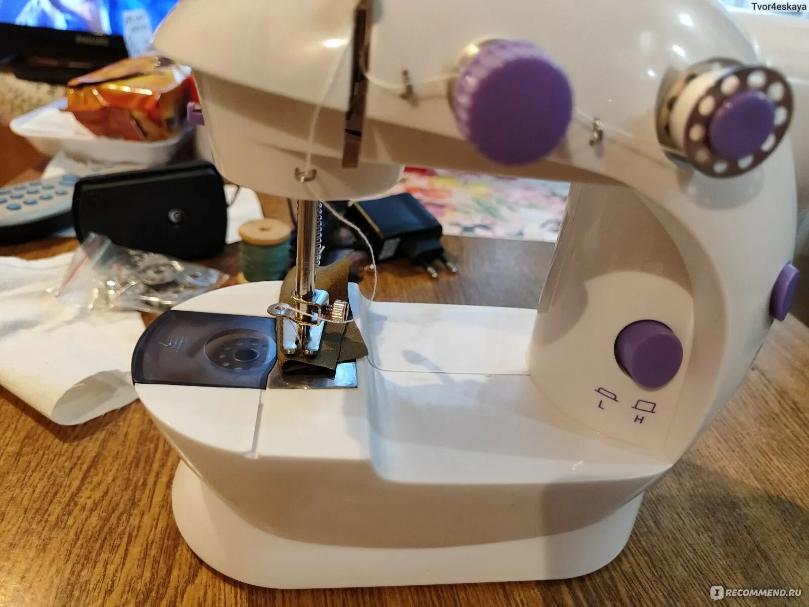 Инструкция швейной машинки sm 202a. Машина для шитья Mini Sewing Machine SM -202а. Мини швейная машинка SM-202a не шьет. Мини - швейная машинка с Куруми.. Швейная машина SM-202a маховик.