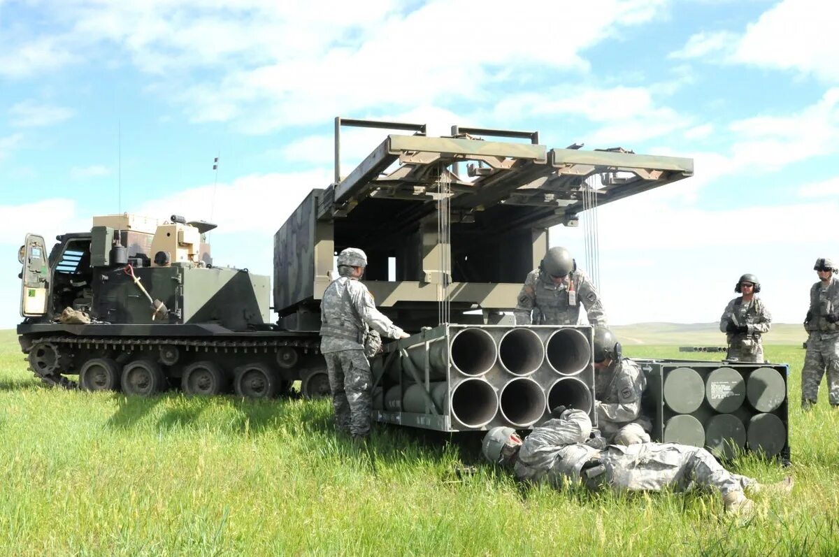 Установка хаймерс. РСЗО MLRS м270. Реактивная система залпового огня м270. HIMARS И m270 MLRS. MLRS система залпового огня.