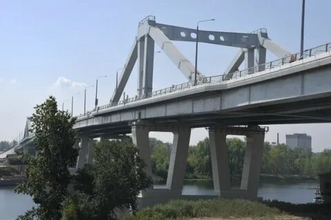 На построенном мосту время