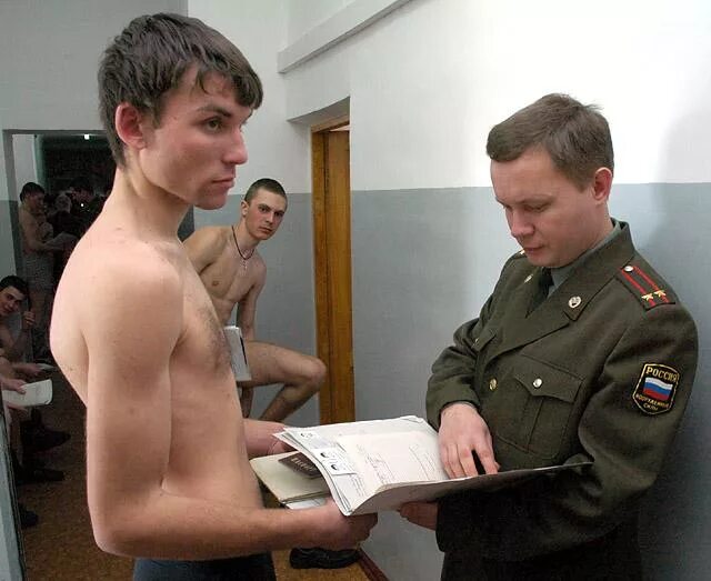 Призывники на медкомиссии. Медосмотр призывников в военкомате. Частные военкоматы. Призывники в военкомате комиссия. Российский военкомат.