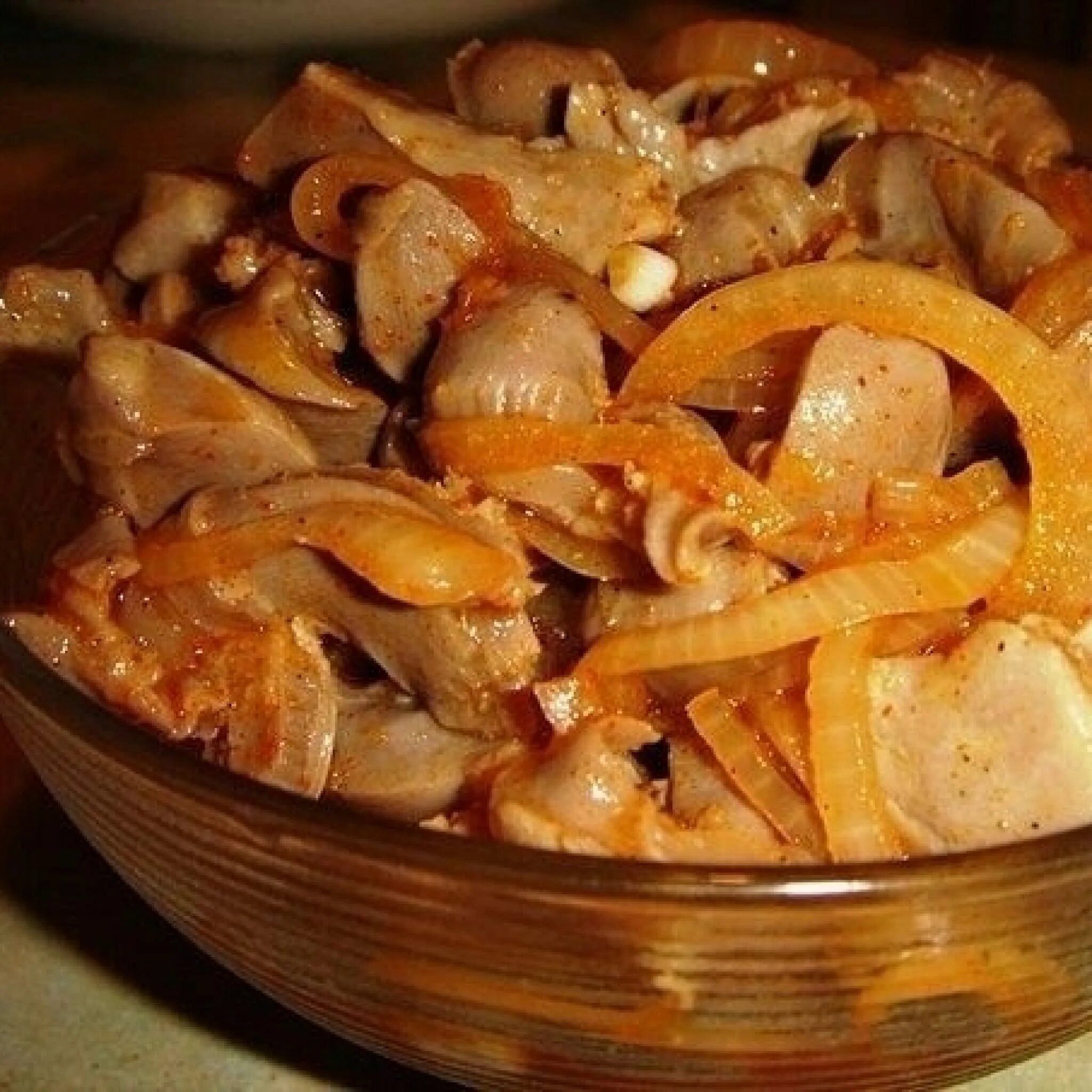 В луке куриные желудочки. Куриные желудочки по-корейски. желудки куриные хе по корейски. закуска из куриных желудков. салат из куриных желудков.