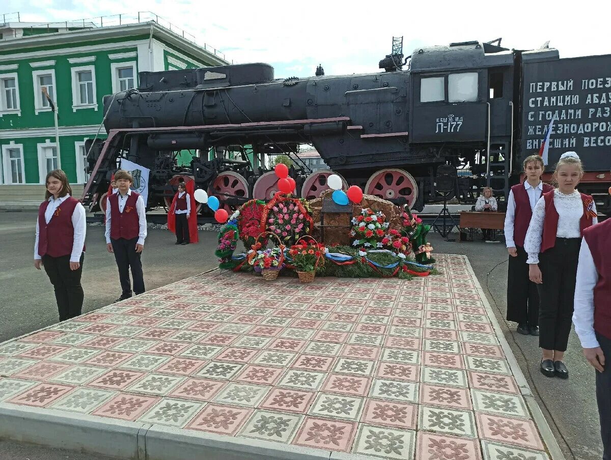 Новости абдулино оренбургской области. Абдулино Привокзальная площадь. Абдулино Привокзальная площадь Оренбургская область. Абдулино 9 мая. Памятник железнодорожникам.