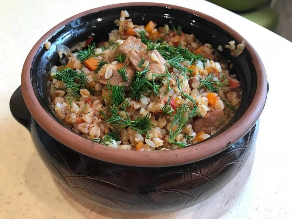 Рецепт свинины с гречкой в духовке. Гречка по-купечески в горшочках. гречка по-купечески со свининой. свинина по купечески с гречкой в горшочке в духовке. гречка с потрошками в горшочках в духовке.