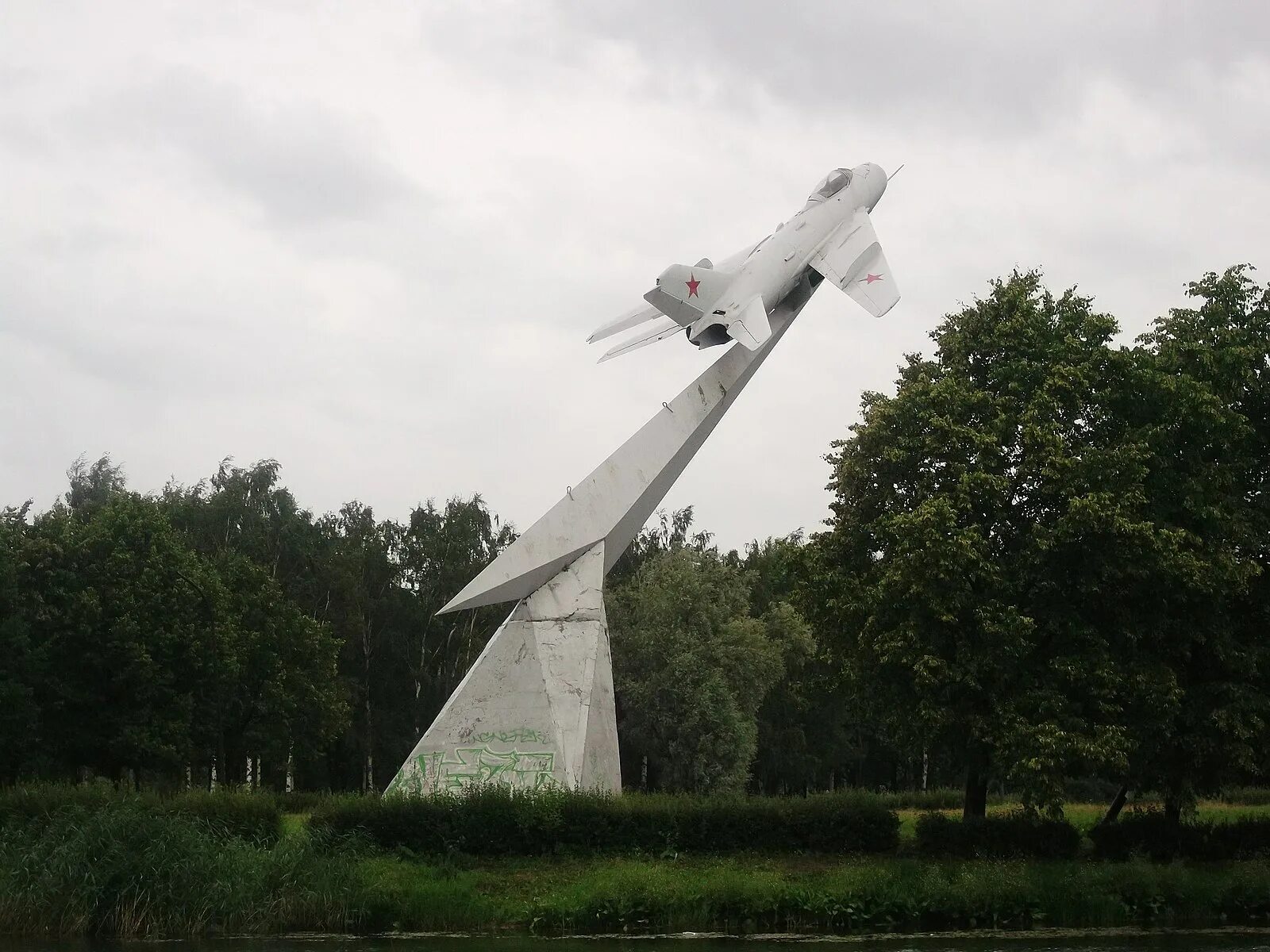 Парк авиаторов фото. Парк Авиаторов Санкт-Петербург. Миг парк Авиаторов. Миг 19 парк Авиаторов. Памятник миг 19 парк Авиаторов СПБ.