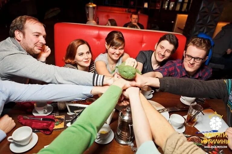 Квиз в ресторане. Квиз мужчины и женщины. Квиз мужчины и женщины. Мужской квиз. Квин плиз игра.