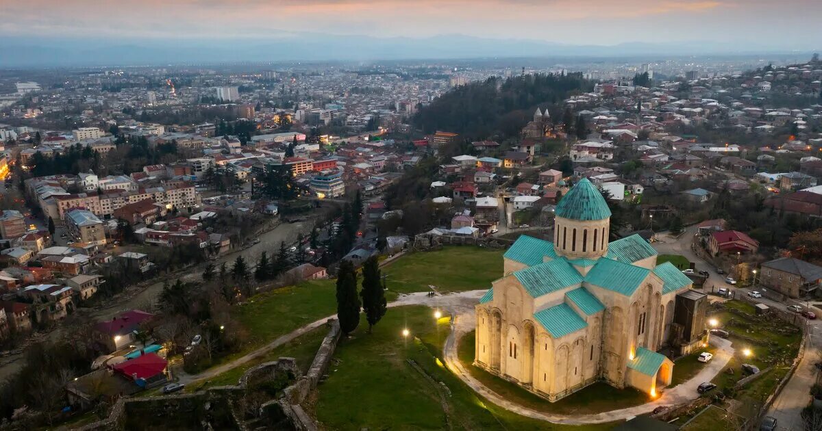 Молдавия грузия. Кутаиси столица Имеретии. Кутаиси, край Имеретия. Замок Ортега в Кутаиси.