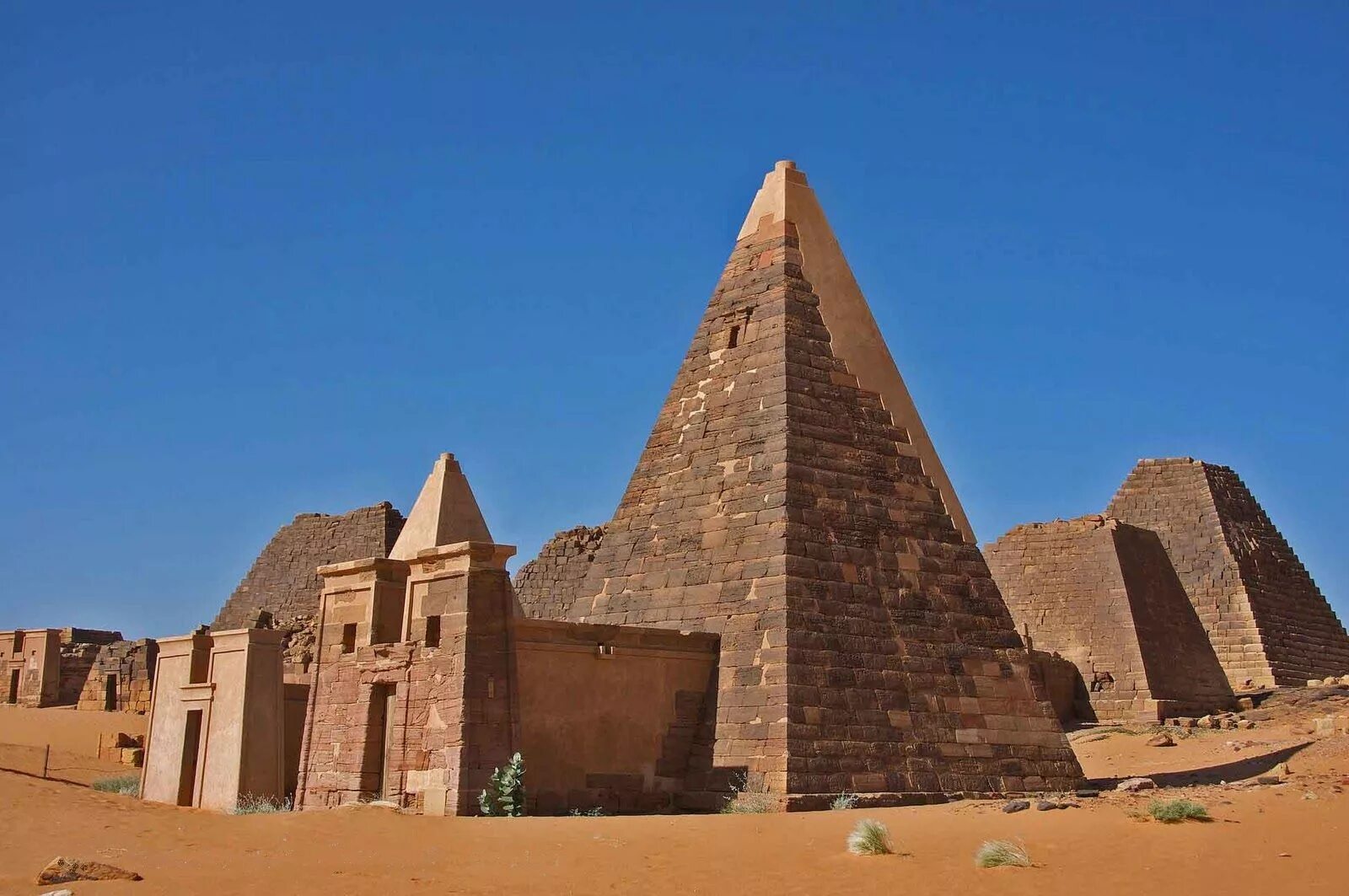 Архитектура древнего египта древнее царство. Пирамиды и храмы древнего египта. Храм джосера египет. Храм джосера египет. Храм пирамиды хеопса.