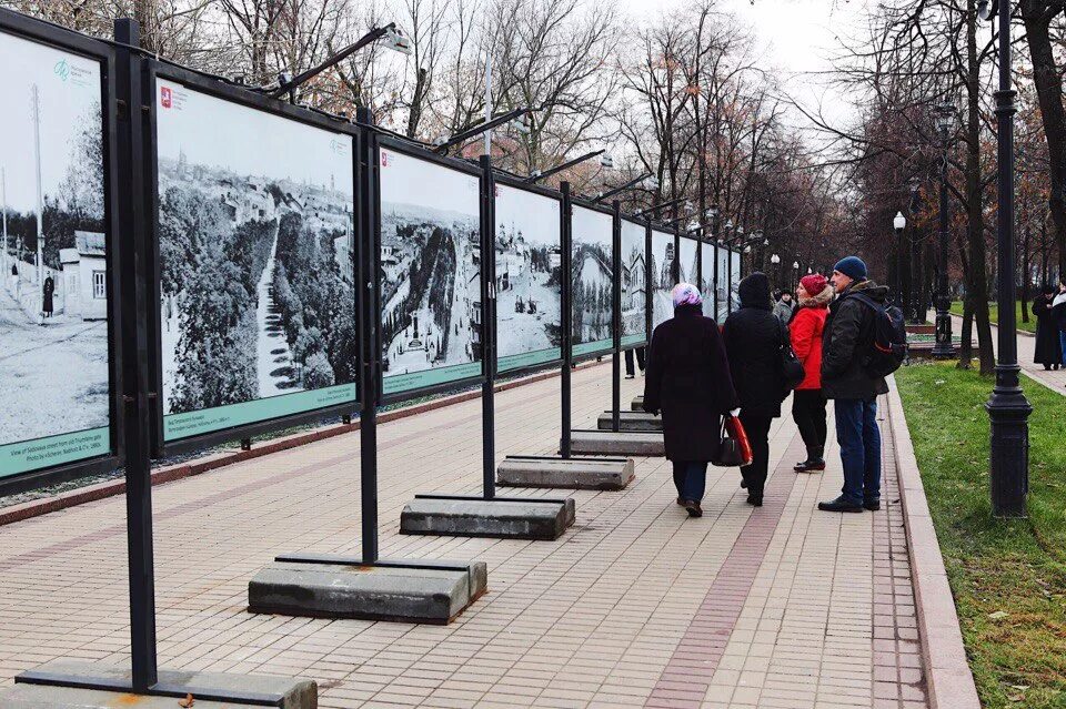 Выставки на бульварах москвы. Фотовыставка на улице. Фотовыставка «москва новогодняя» на тверском бульваре. Экспозиция парк горького начало. Гоголевский бульвар фотовыставка цнии эпидемиологии.
