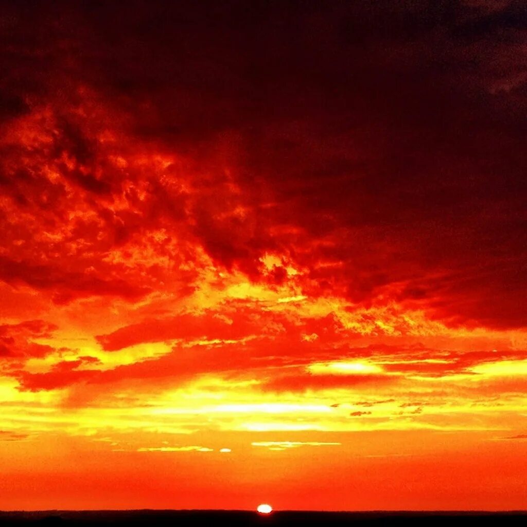 Небо в огне. Пылающее небо. Огненное небо. Огненное небо. Небо в огне.