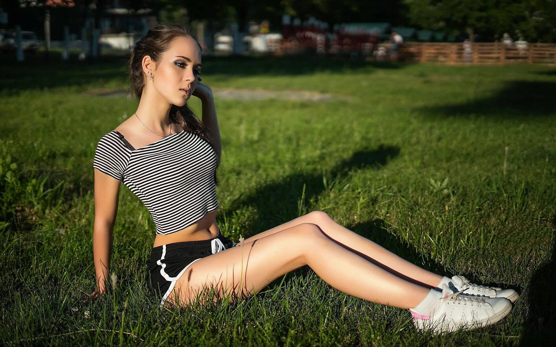 симпатичные девушки в коротких шортах. алина солопова рост. молодая девушка в шортах. шорты для девочек. молодая девушка в шортах.