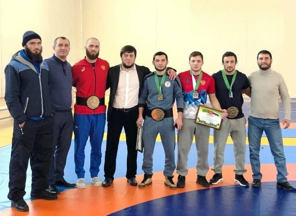 Борцы тырныауз. Федерация спортивной борьбы оренбургской области. Псынадаха кбр арена соревнования по борьбе. Борьба кбр. Роман власов броски.