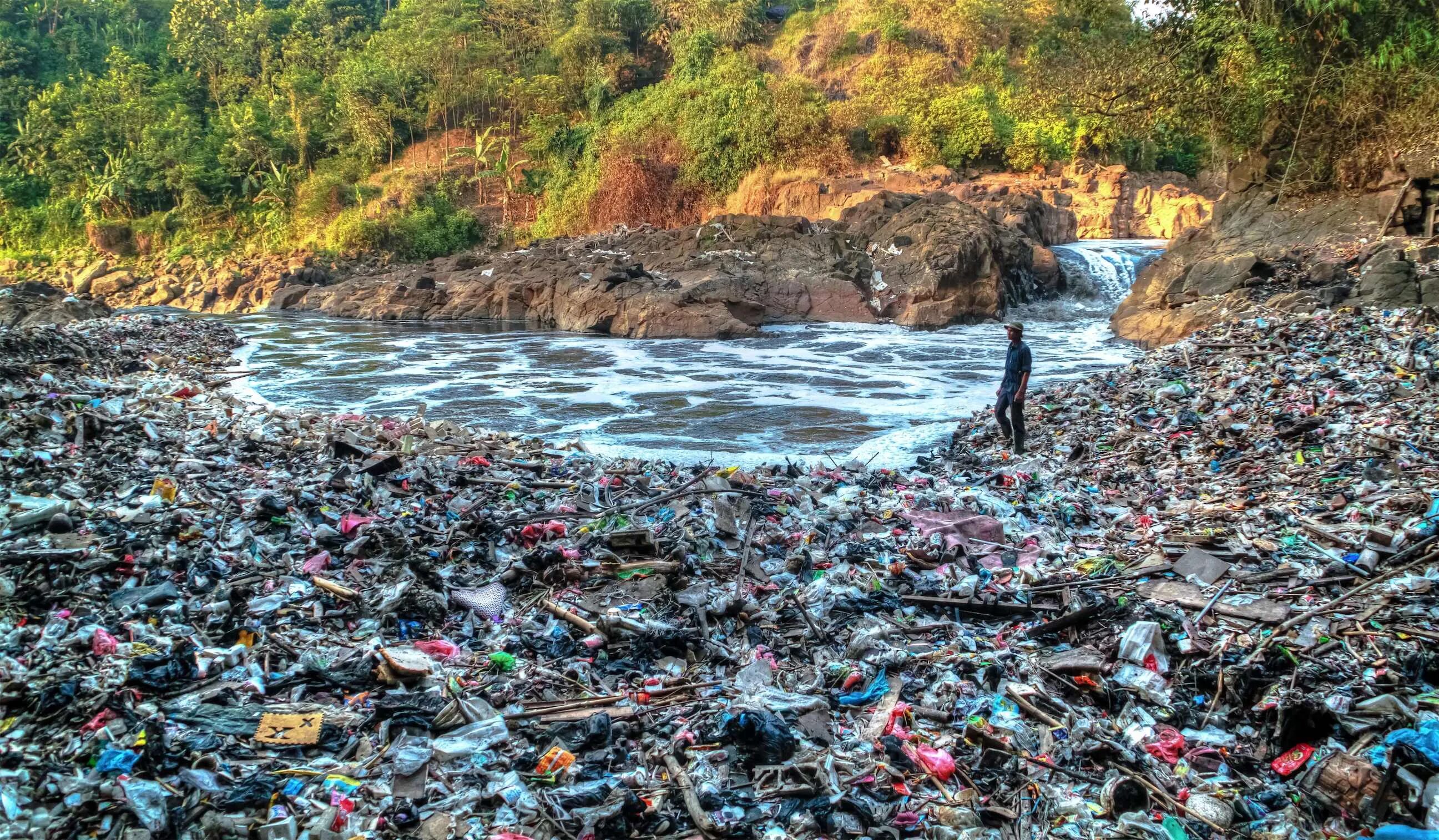 цитарум самая грязная река в мире. река читарум в индонезии. долина реки читарум, индонезия. читарум индонезия. цитарум самая грязная река в мире.