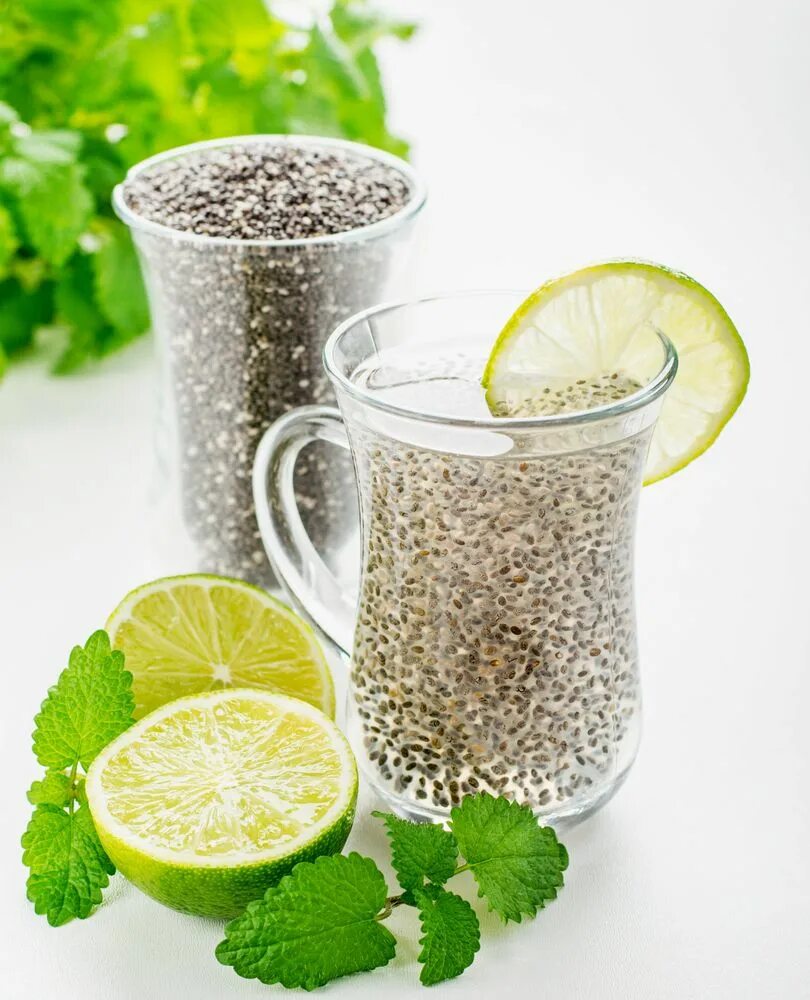 Чиа с водой и лимоном. Chia Seed напиток. Семёна чиа вода лимон. Семена чиа в напитках. Семена чиа с водой и лимоном.