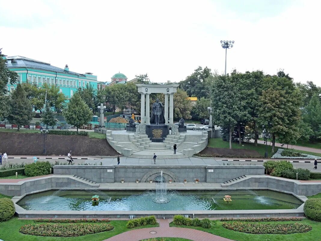 Памятник александру в кремле. Памятник Александру второму в Кремле. Памятник Александру 2 в Москве. Памятник Александру 2 в Кремле фото. Открытие памятника Александру 2 в Москве.