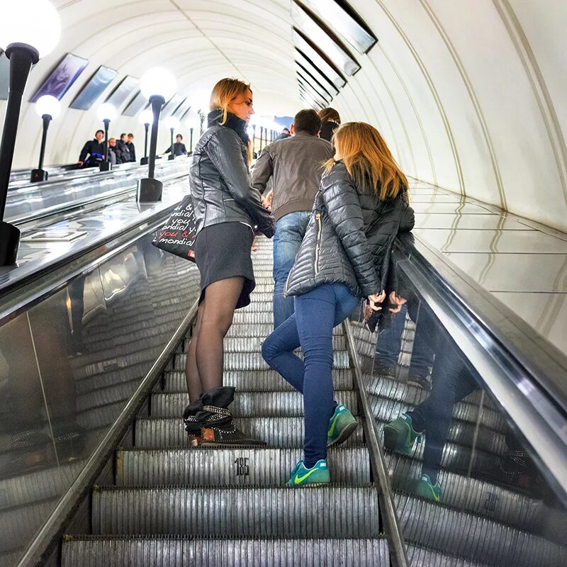 метро эскалатор люди москва. девушки в метро. девушка наиэскалаторе. странные девушки в метро. фотосессия в метро.