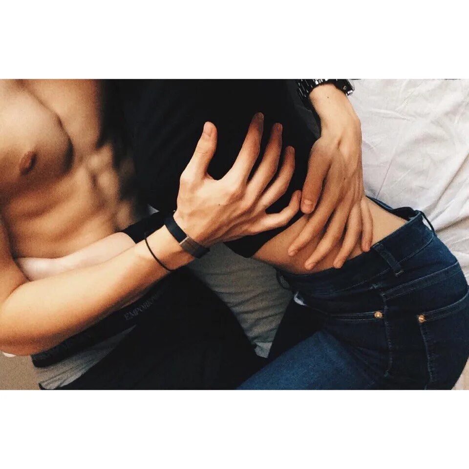 Хочется любви нежности и ласки. Парень обнимает ягодицы. Пошлость для девушки честь. Хочу тебя ласкать. Тату на ребрах у парней.