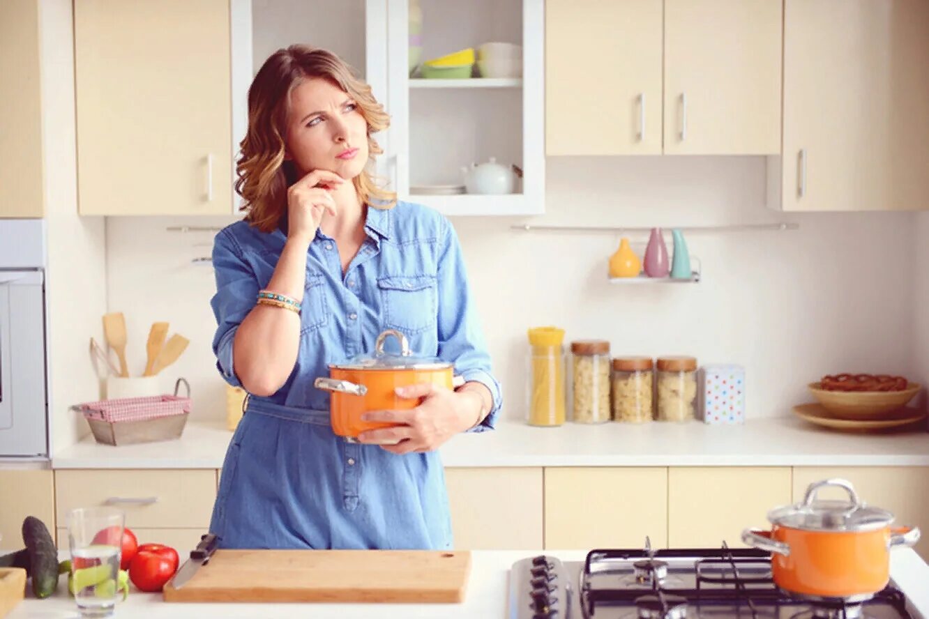 Девушки в быту. Кухня хозяюшка. Готовка на кухне. Woman in the kitchen. Фотосессия готовка на кухне.